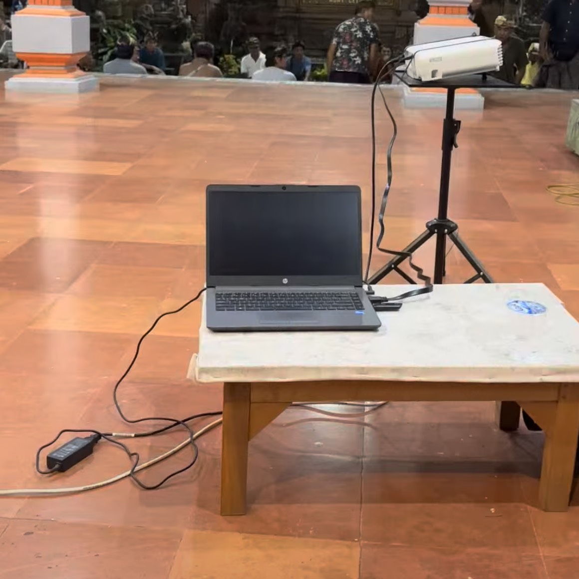Setup laptop dan proyektor di venue upacara Caru Nawa Gempang, Desa Adat Celuk