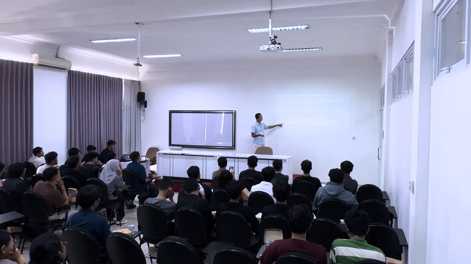 Deta berbicara di Google DevFest Bali 2025