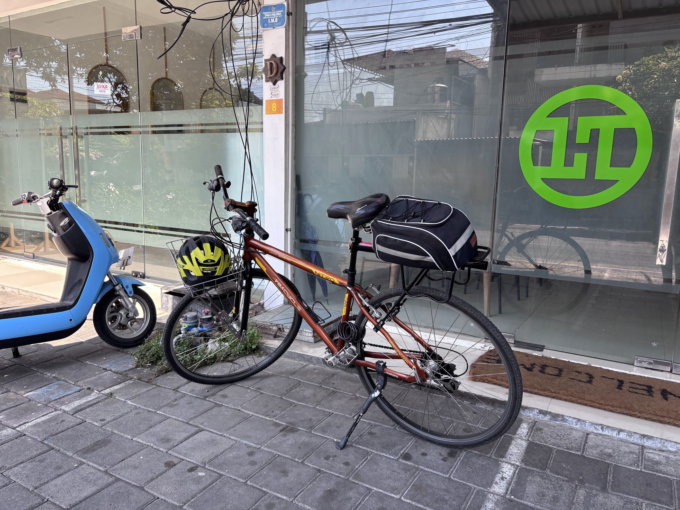 Sepeda Wimcycle Nitro diparkir di depan kantor